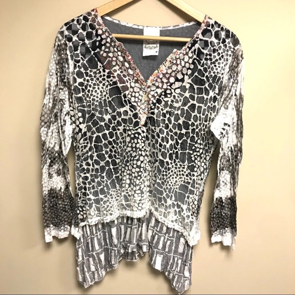 👠Flew De Lis Boho top animal print.   Size Med